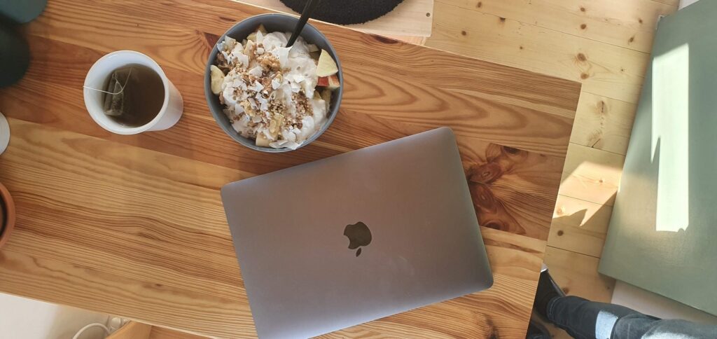 Workation, Laptop am Fenster