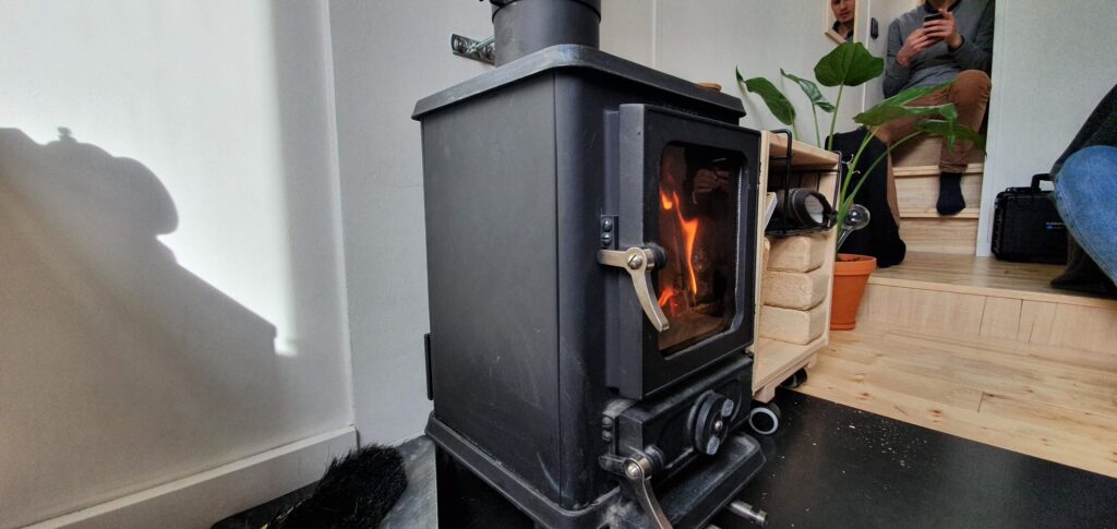 Hobbit-Holzofen im Tiny House