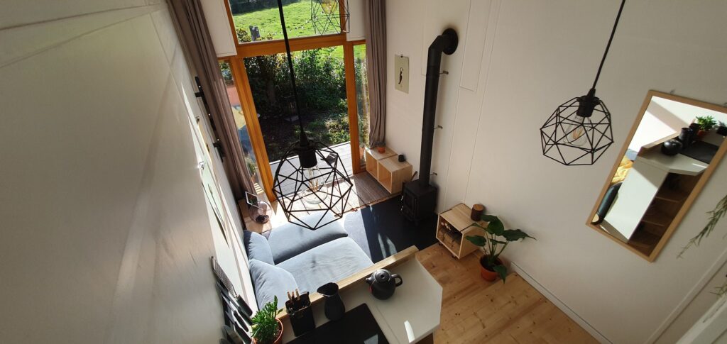 Innenraum des Tiny House mit Küchenzeile